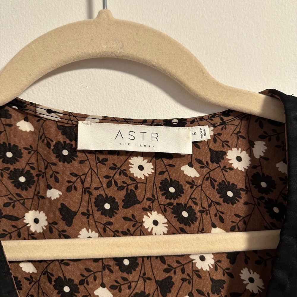 ASTR Lula Floral Contrast Collar Top - Picture 4 of 5